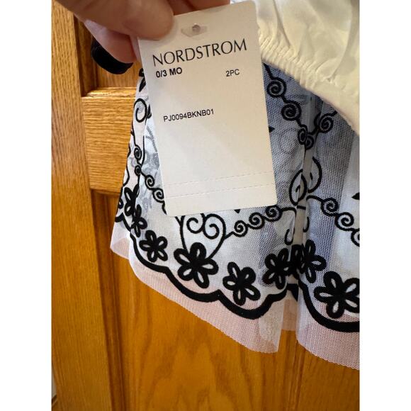 Pippa & Julie Erika Long Sleeve
Velvet & Flocked Tulle Dress size 0/3 months - Picture 4 of 4